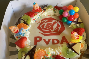 PvdA deelt taart uit.